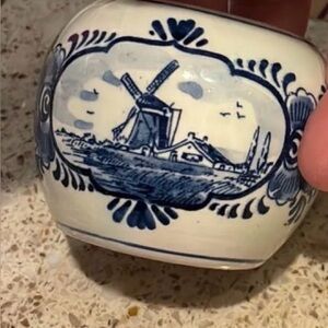 Delft sugar bowl may be missing top mini size